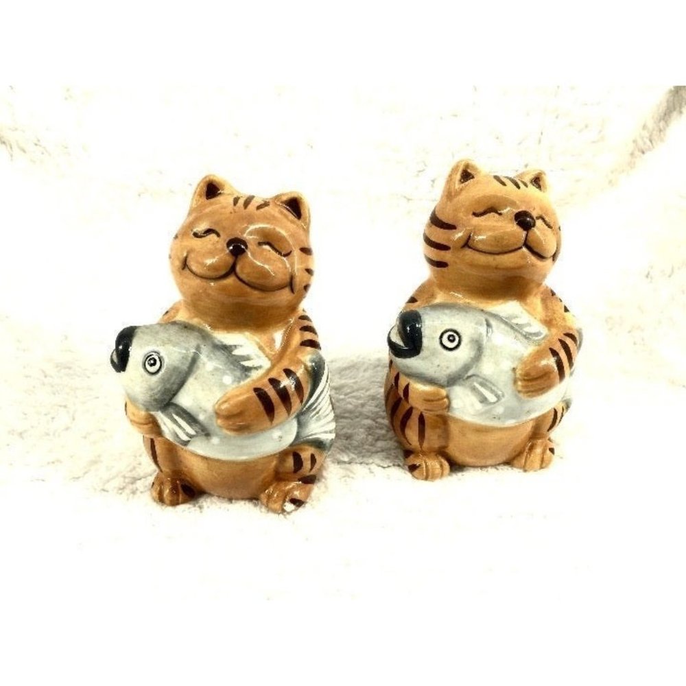 CKA Ceramic Cat Salt & Pepper Shakers